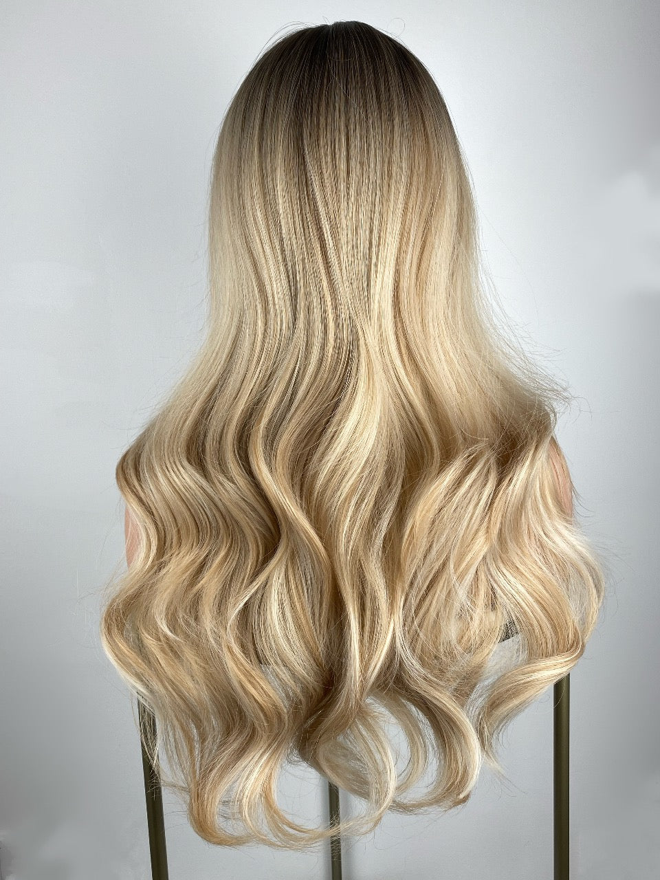 blonde Langhaar Perücke mit Ombré Farbverlauf aus hitzebeständiger Synthetikfaser, mit Pony, ready-to-wear ohne kleben